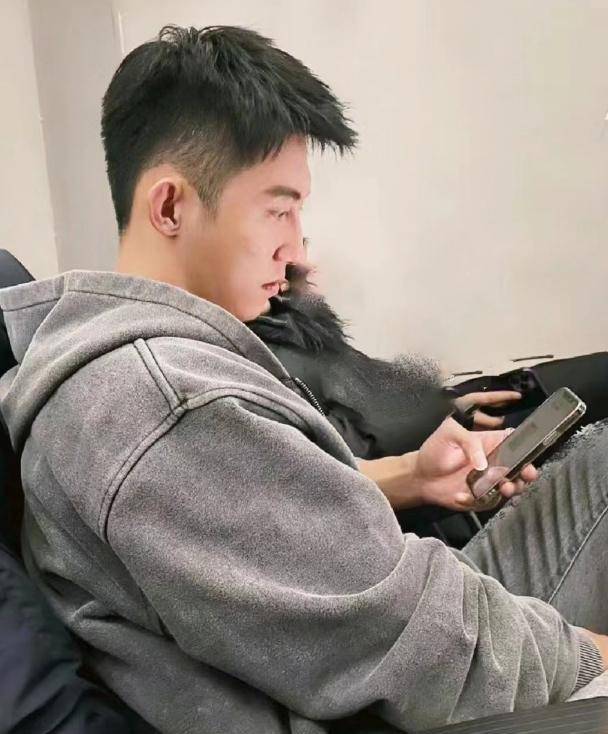 迪丽热巴小腹平坦未怀孕,却被扒出行程表,和黄景瑜有关_穿着_网友