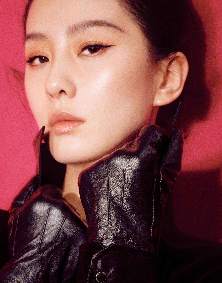 刘诗诗妆容优雅,清凉迷人,身穿闪闪发光的修身裙,曲线修长,令人惊艳!