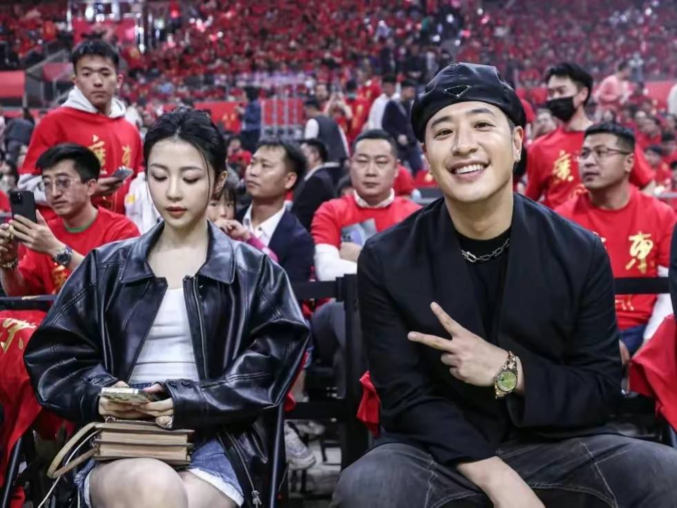 潘玮柏新婚妻子宣云表情严肃,被指太高冷,背后真相令人心疼