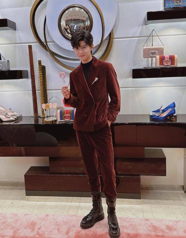 178cm任嘉伦出席活动,穿5cm增高鞋仍瘦小,听不懂英文太尴尬!