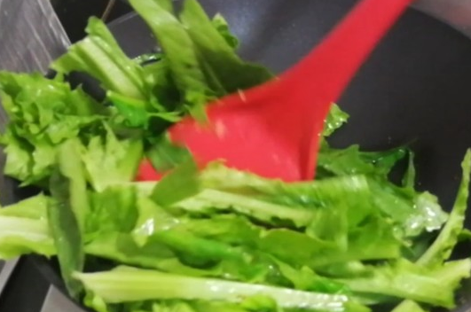 很多人冷落了这菜,其实它含钙量很高,比喝牛奶都强,才4元一斤(图5) 很多人冷落了这菜,其实它含钙量很高,比喝牛奶都强,才4元一斤(图5)