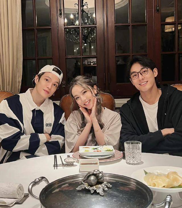 如今狗仔又爆料两人将要已经领证,还称邓紫棋婚后将要移居上海豪宅.