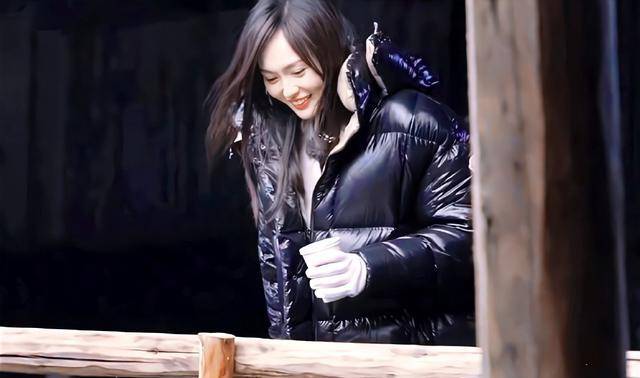 39岁唐嫣综艺首秀开播,表情崩了引争议,营销方式被群嘲!