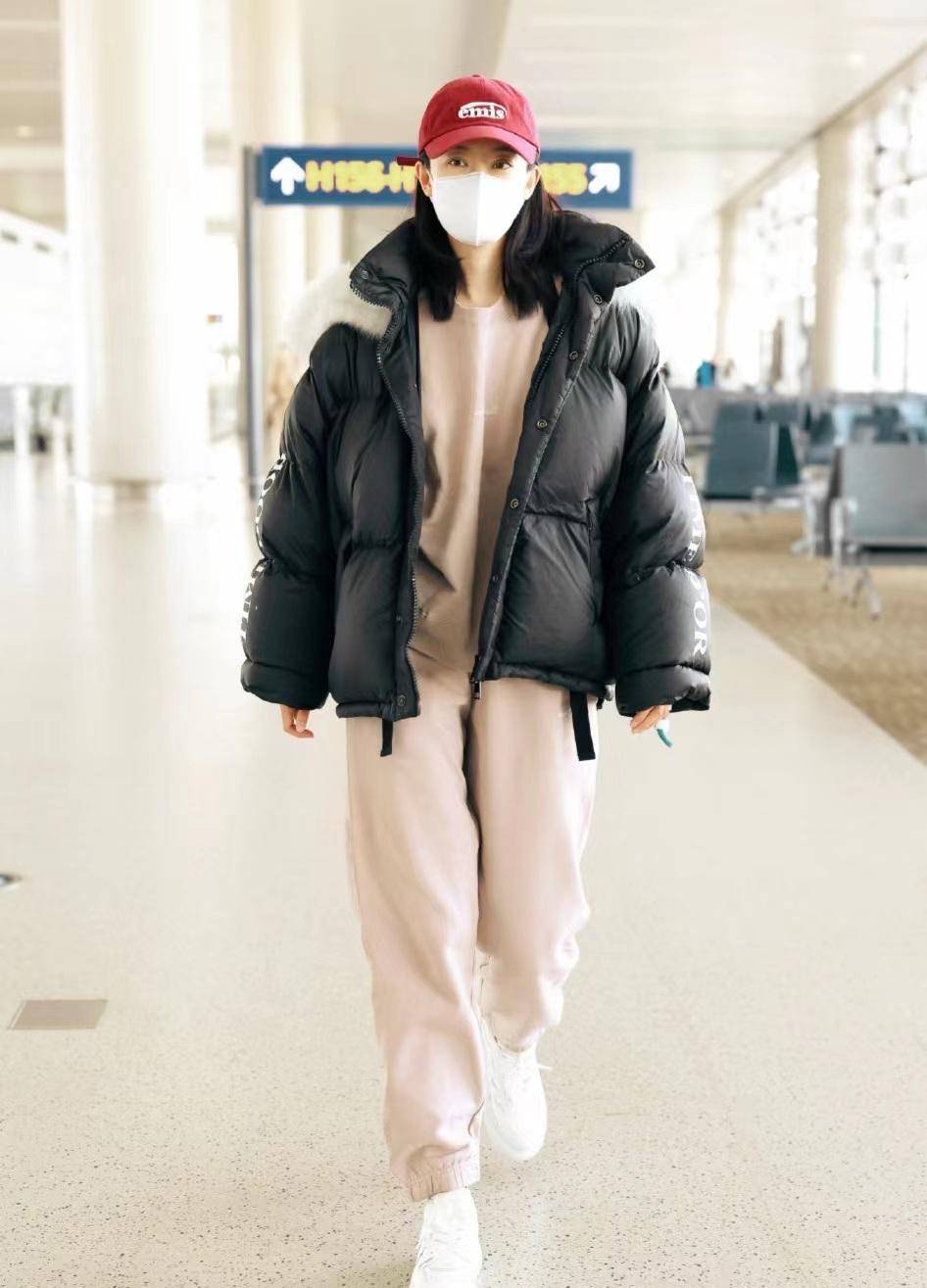 张小斐穿黑色面包服配套装卫衣走机场,休闲保暖又惬意时尚_效果_层次