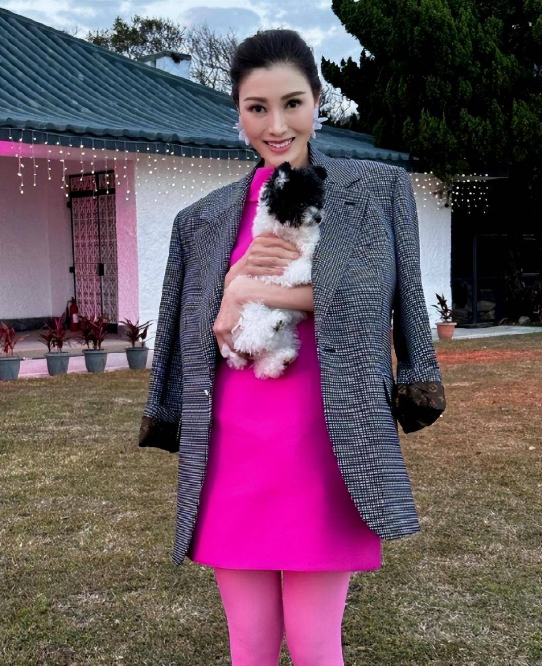 李嘉欣晒全家福,52岁的她穿灰西装配粉裙贵气又明艳_芭比_时尚_颜色