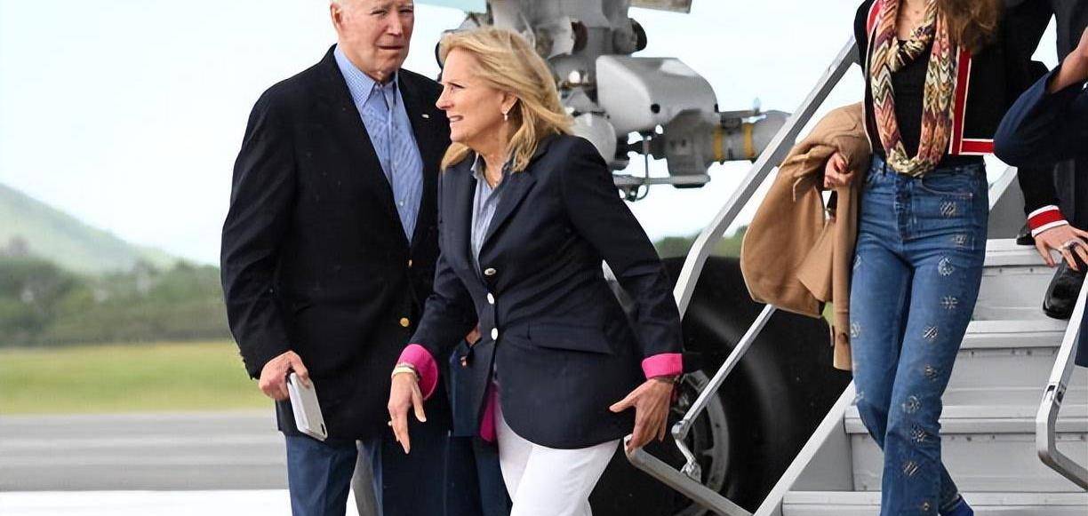 在当地时间27日,拜登和夫人吉尔携带着19岁的孙女娜塔莉抵达了加勒比