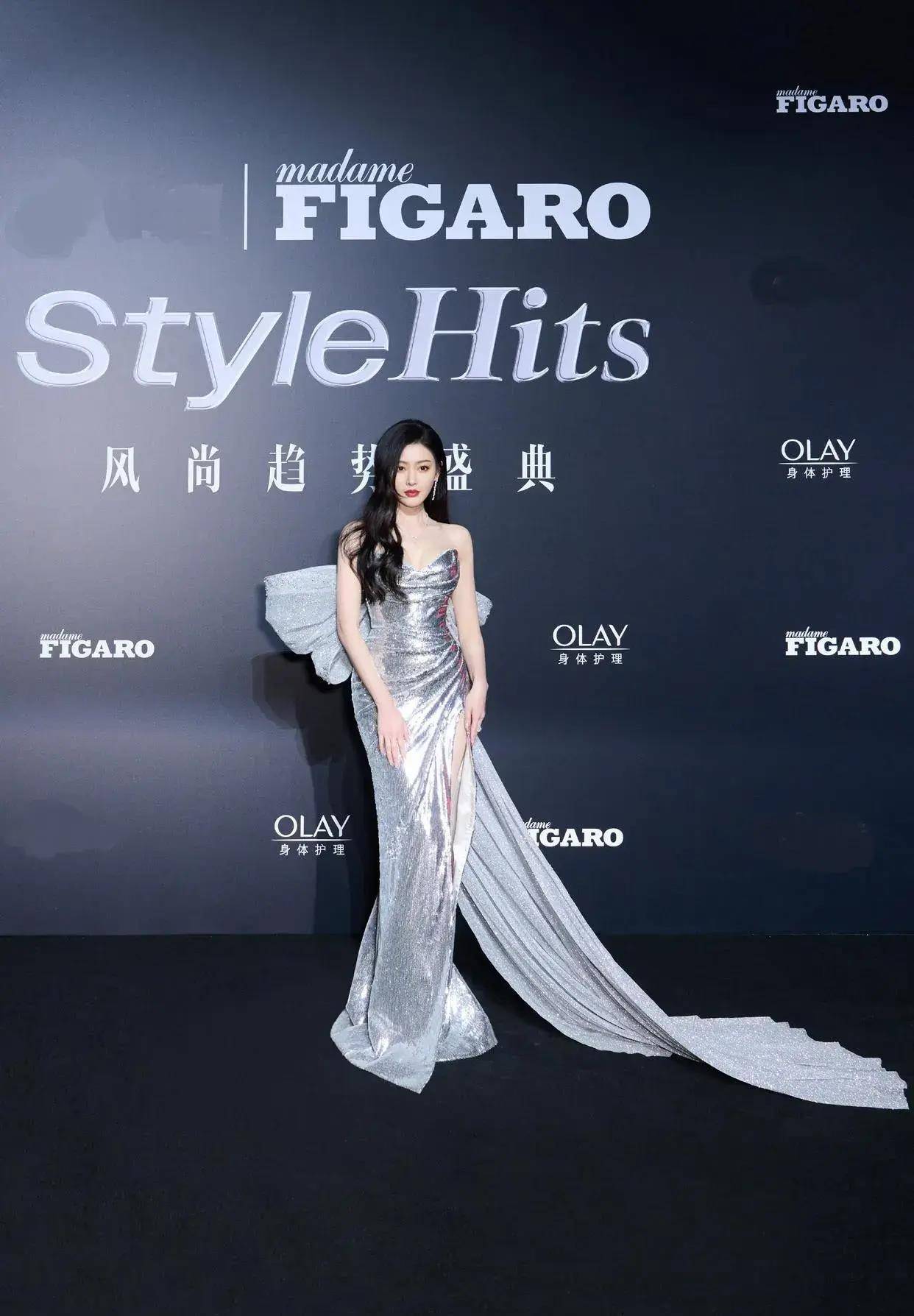 张天爱惊艳亮相!银色亮片礼裙尽显性感风情,勾勒出完美身材!