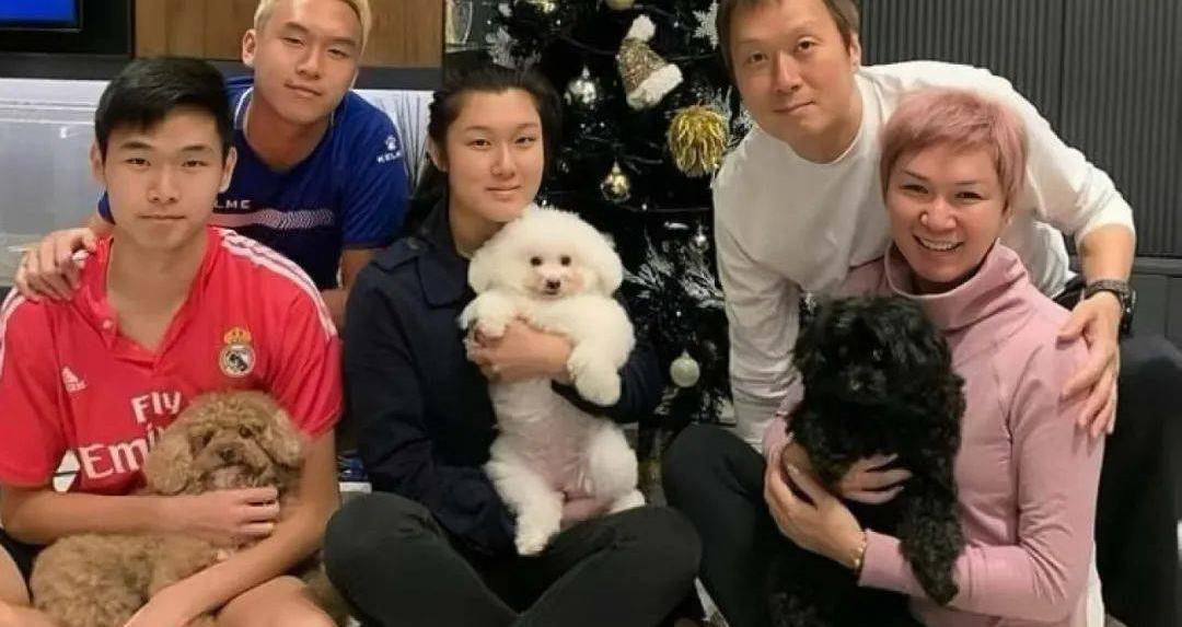 豪华,其中包括曾志伟,谢天华,欧阳震华,任达华,陈百祥,谭咏麟,陈友