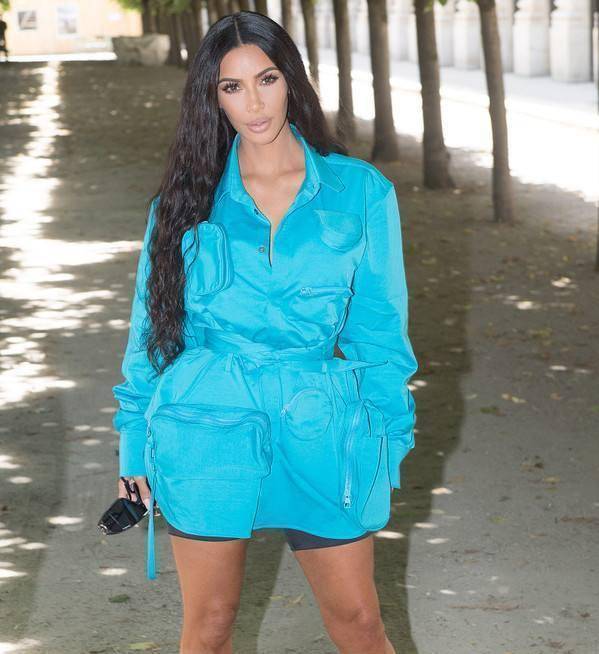 卡戴珊穿蓝色纺纱上衣漆皮裤!