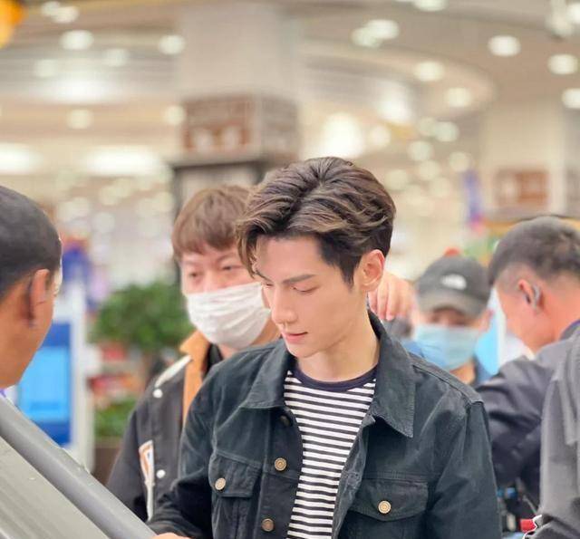 177cm罗云熙拍戏被偶遇,提东西很费力,拍摄者评价其:不到100斤_网友