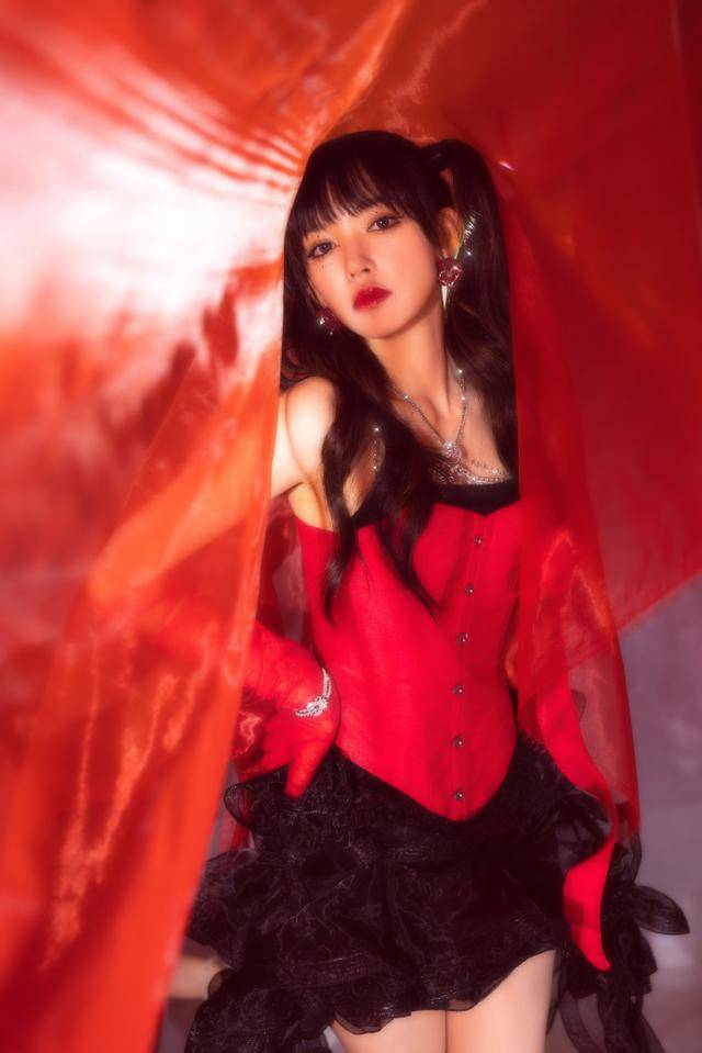 "人间芭比"程潇跨年晚会犹如浴火的凤凰,舞动绚丽羽翼绽放出无尽光华