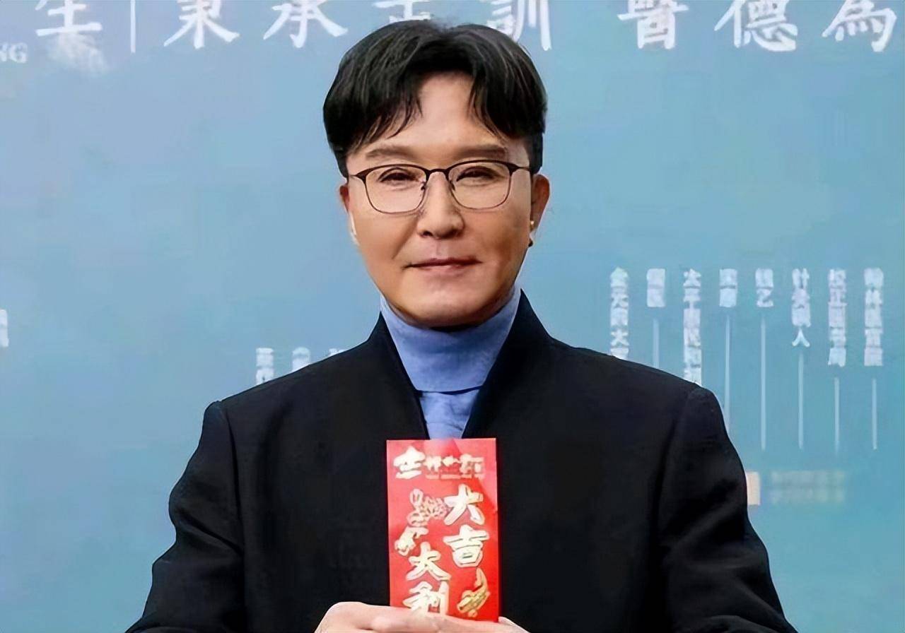 但是,脸色僵硬到只有一副表情的模样才让网友感到真正的"皮笑肉不笑".