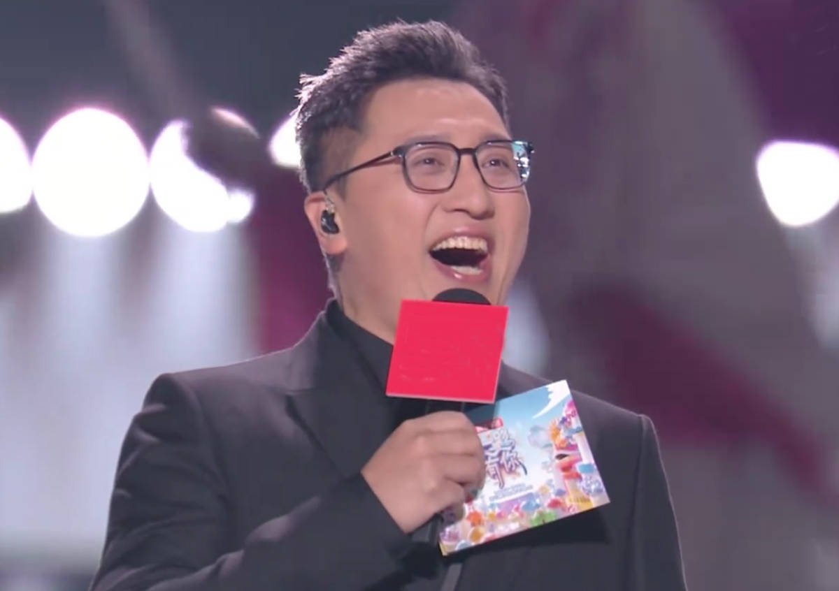 华少和伊一依旧是核心主持,负责把控整个晚会的进程.