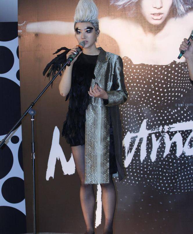 尚雯婕身穿黑丝袜和半身西装,打造出杀手般的造型,网友:厉害了!