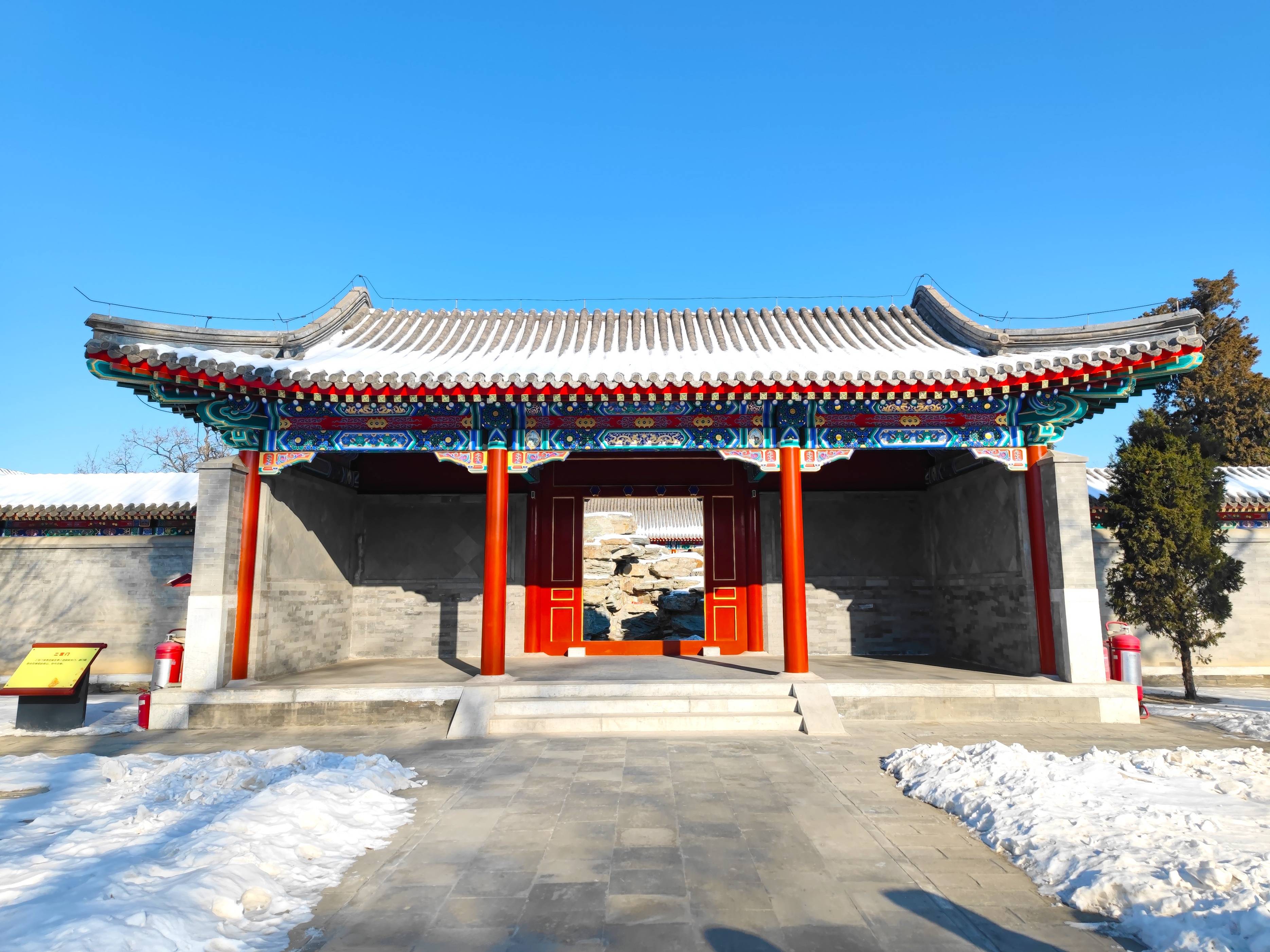 这里曾是清帝王到南海子游幸狩猎或到晾鹰台阅兵驻跸之所,规模庞大