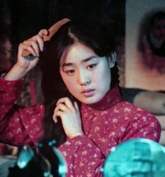 演员丛珊凭借《牧马人》走红,随后分手身份出走国外,晚