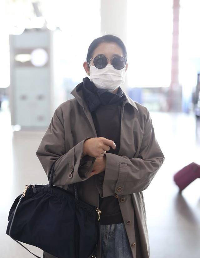 上年纪女人,多学64岁倪萍这样打扮:不烫染,裙过膝,优雅得体_衣服_颜色