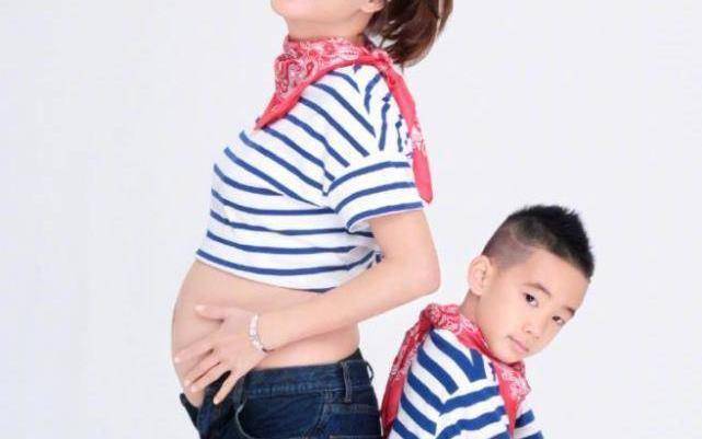 原创应采儿拍孕期照,jasper学妈妈露肚子,表情像极了陈小春_照片_男孩