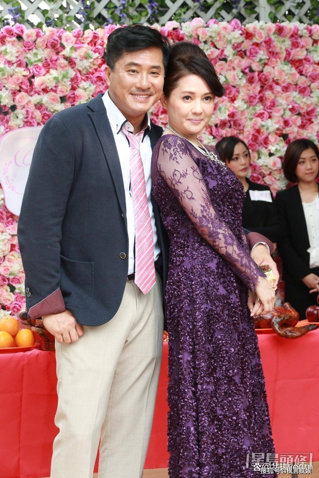 近日,资深演员李丽珍与邵仲衡在茶餐厅共度跨年夜,并在instagram上晒