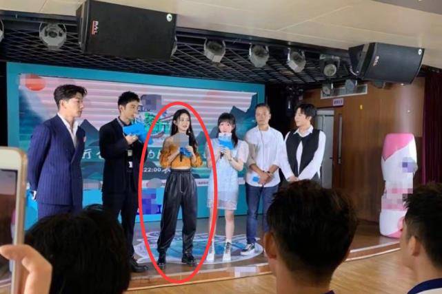 有种c位叫赵丽颖,与李浩菲同框,看清站姿,邻家小妹与女王区别_自然_穿