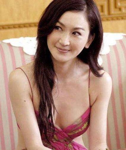 与任达华合拍惊悚悬疑片,惊变电影里大时尚的演出,令温碧霞备受外界