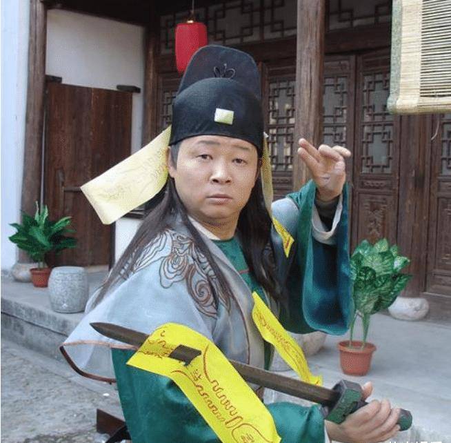同是饰演"三德子",一个隐居山林成养鸡大户,一个成优秀演员_赵亮_吴军