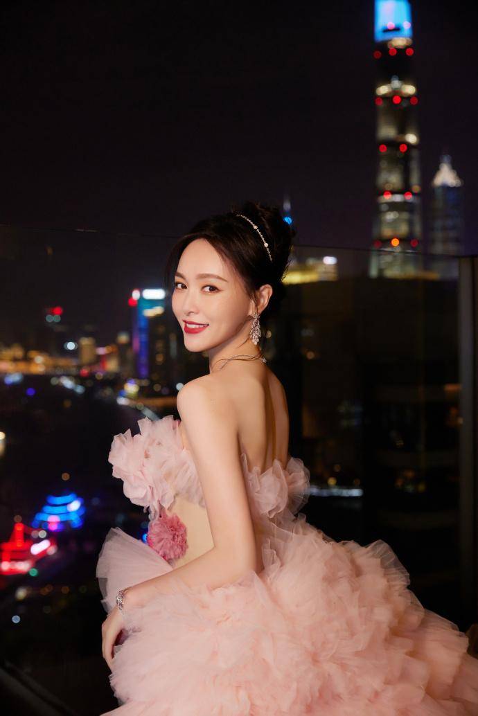 杨幂性感,佟丽娅优雅,杨颖黯然失色,刘亦菲艳压群芳_礼服_造型_设计