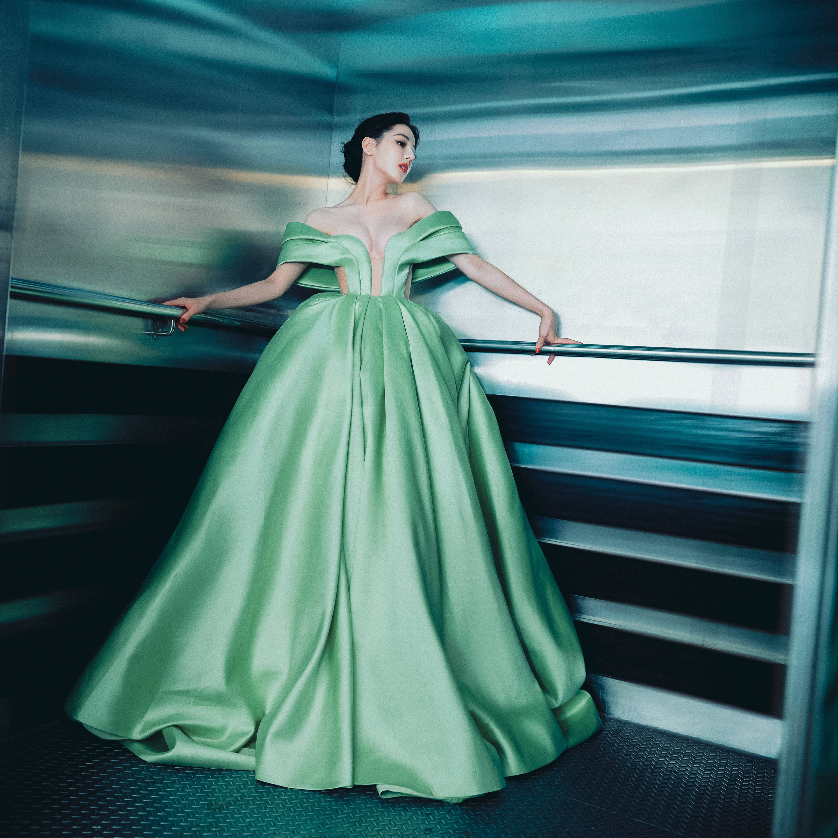 迪丽热巴真敢穿,领口开叉至腰间,上围傲人对抗地心引力,太性感_时尚