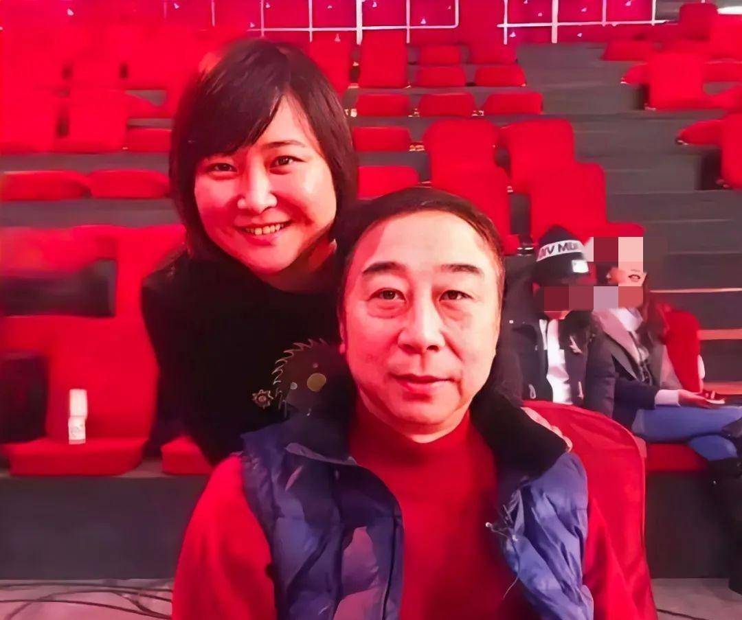 孝顺的贾玲:红了不忘本,给父亲和姐姐买车买房,感激师父冯巩_贾丹