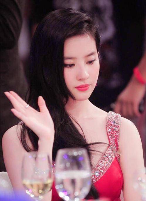 因长相撞脸刘亦菲,被丈夫每天深吻十多次,妻子束手无措只能寻求帮助