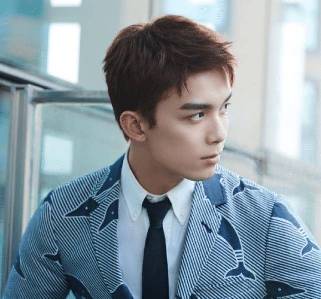 不刮胡子的吴磊man爆了,小鲜肉变霸道总裁,说不心动是假的!