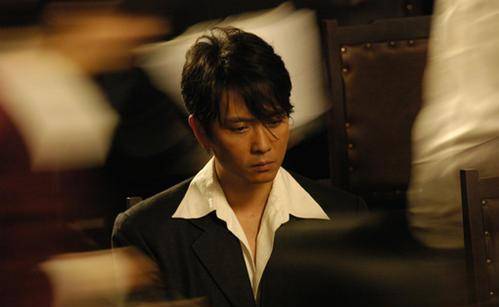 谢君豪:击败张国荣夺奖,为救小演员被烧伤毁容,演戏30年零绯闻_演艺