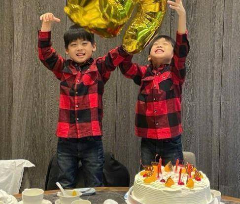 原创林志颖双胞胎儿子5岁生日,kimi不抢风头,两个弟弟切蛋糕超开心