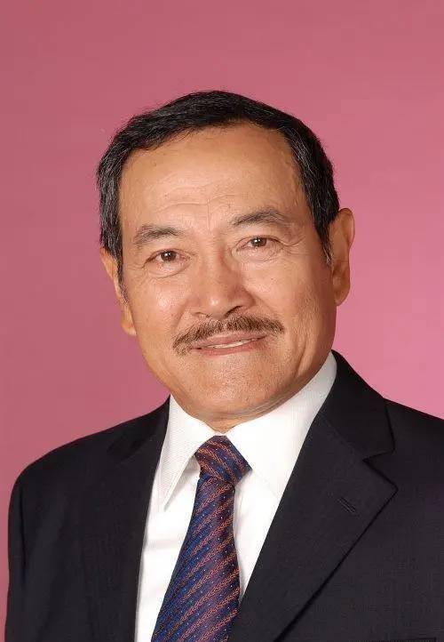 刘丹与周润发,赵雅芝合作拍摄《上海滩》,在剧中饰演冯程程的父亲