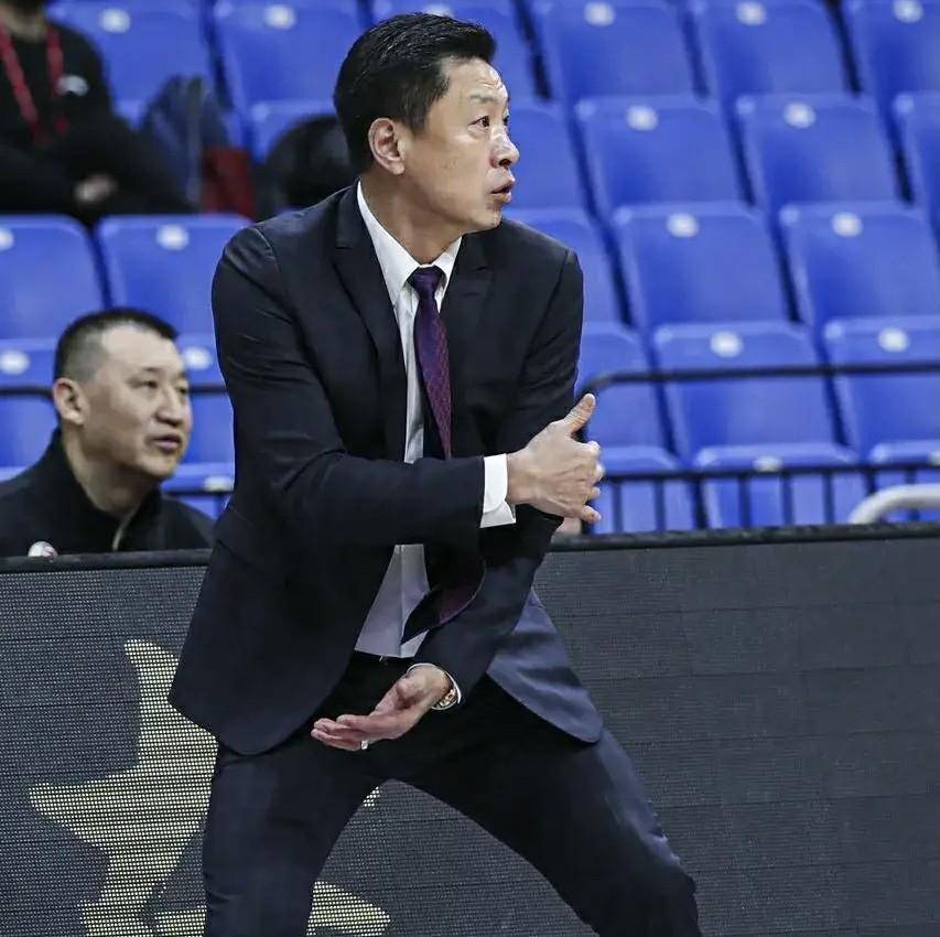 李秋平鼎力相助,王哲林遇劲敌,王晗要落井下石_上海队_外援_1