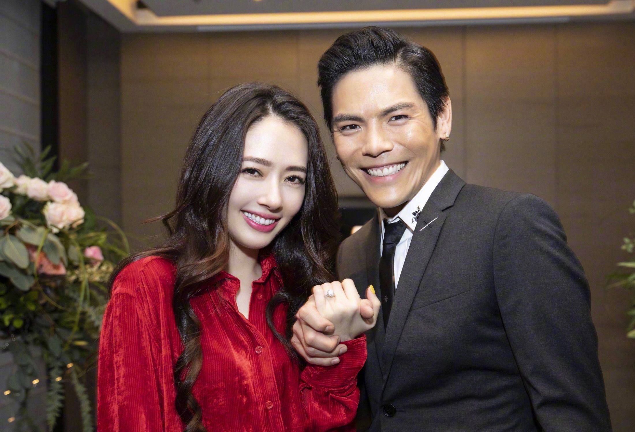在网友的偶遇中,常常可以看到郭碧婷和向佐两夫妻的恩爱模样.
