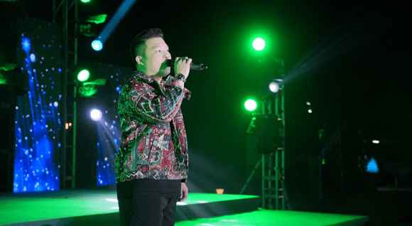 《沙龙》演唱:孙瑞明《发光时代》演唱:刘坤,李玉生阿卡贝拉《青花瓷