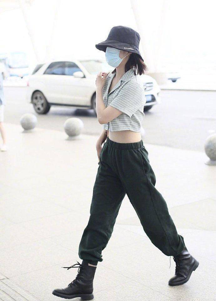 李沁牵手风波后首现身,露腹上衣凸显蜂腰盈盈一握,鞋子却成败笔_的