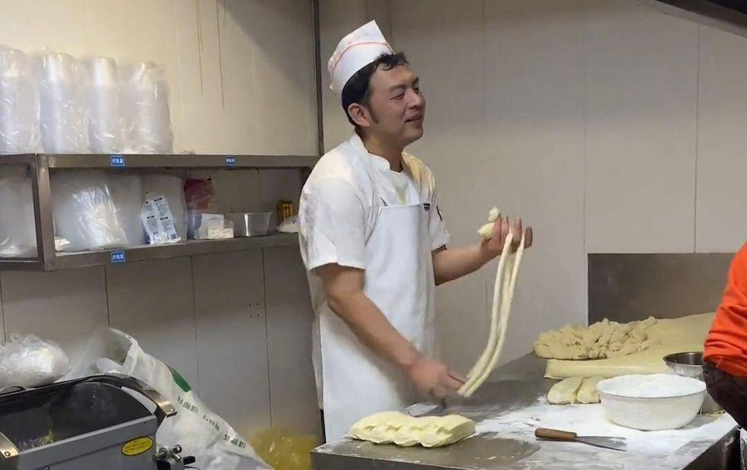 正脸周云鹏,侧脸雷佳音,鞍山一拉面师傅撞脸明星成网红_网友_评论