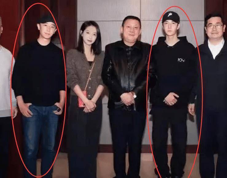 《风起洛阳》后台合影照,黄轩宋茜站旁边,c位王一博引争议