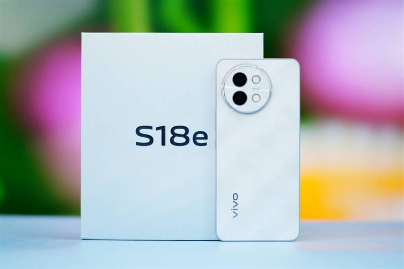 柔光+环闪 远近都能拍！vivo S18e评测：2千档最懂人像的手机(图1)