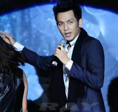 钟汉良这种颜值高跳舞好的人十分少,一时间风靡全台,甚至被视为郭富城