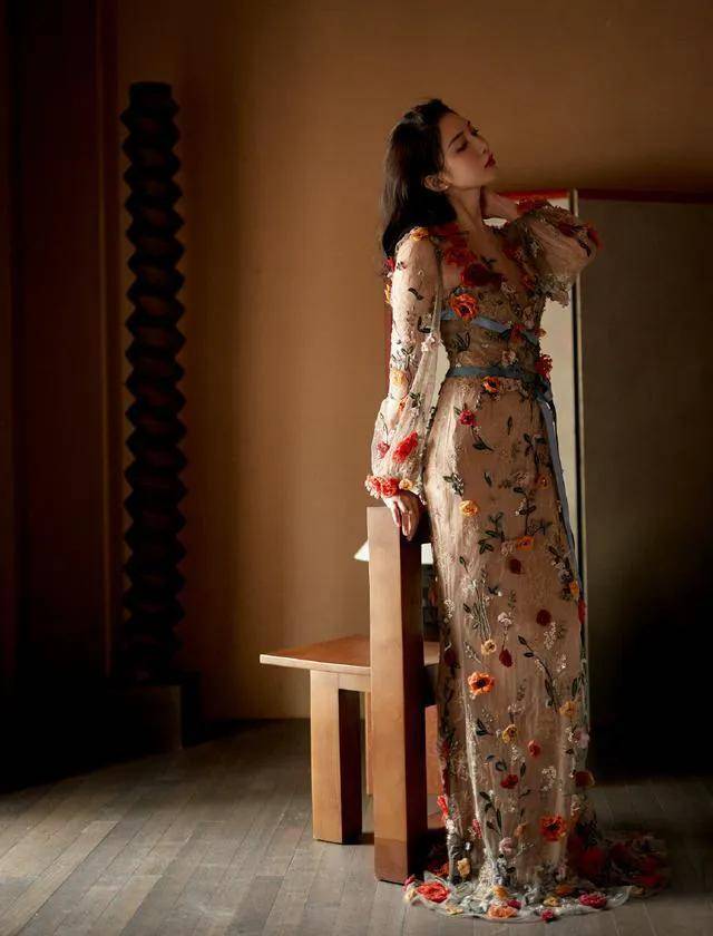 江疏影惊艳亮相,摇动碎花裙晒照片,露出更多细节,尽显时尚品味