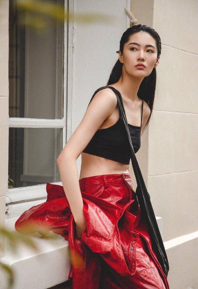 超模陈碧舸重返t台,身穿辫子吊带裙露背造型,瞬间变身青春玉女_照片