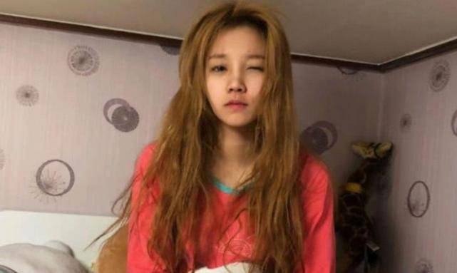 宋雨琦素颜照曝光,被人说成是"照骗",却没人注意她床头1物!