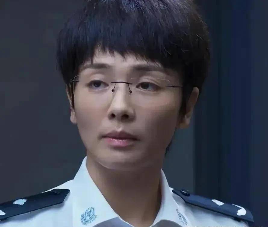 同样是演短发干练女警官