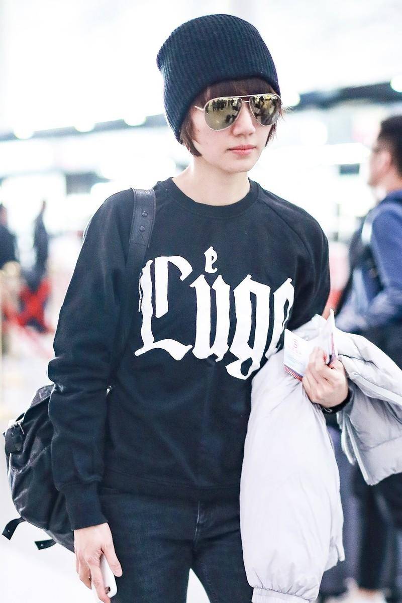 4件套:卫衣,羽绒服,牛仔裤,毛线帽_黑色_时尚_身材