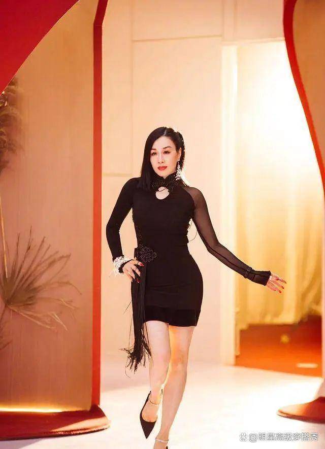 钟丽缇身穿大胆的透明薄纱上衣,露出内衣, 53岁的身材真是令人羡慕