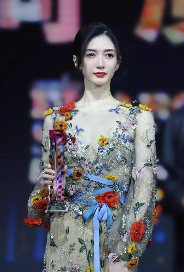 江疏影惊艳亮相,摇动碎花裙晒照片,露出更多细节,尽显时尚品味