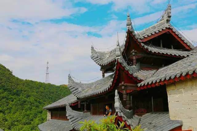 原创伍龙寺,屹立于天台山山巅四百余年,集寺庙道观军事堡垒于一体